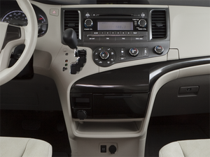 2013 Toyota SIENNA XLE 3.5L FWD 8 PSGR