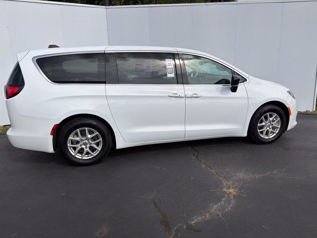 2024 Chrysler Voyager LX
