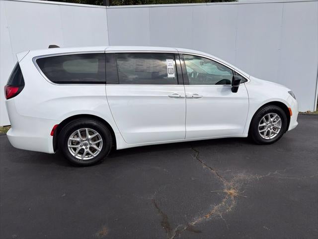 2024 Chrysler Voyager LX