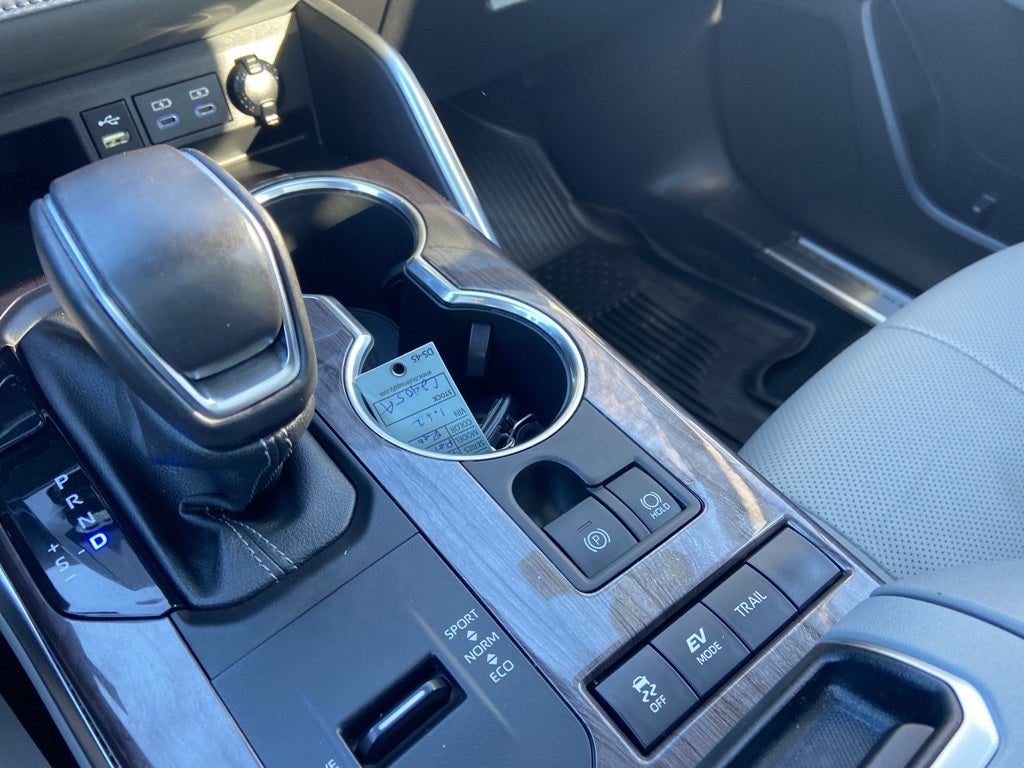 2022 Toyota Highlander Hybrid Platinum