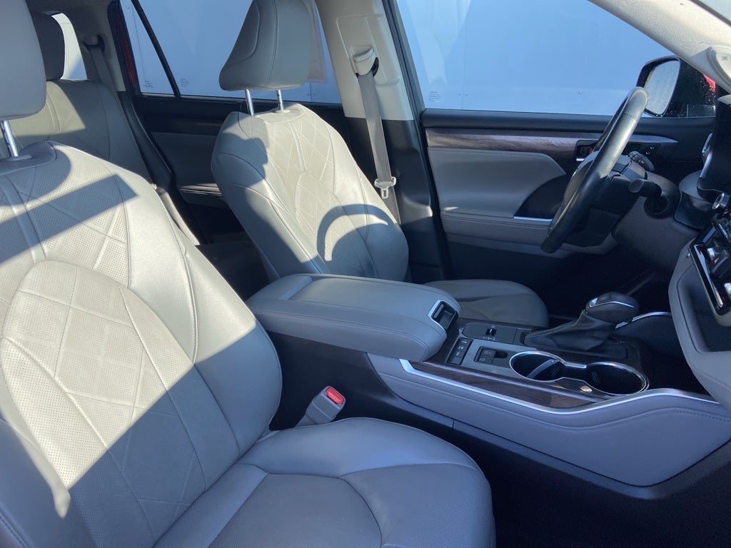 2022 Toyota Highlander Hybrid Platinum
