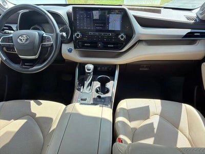 2022 Toyota Highlander Hybrid Platinum